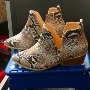Pointy tow snake skin boots